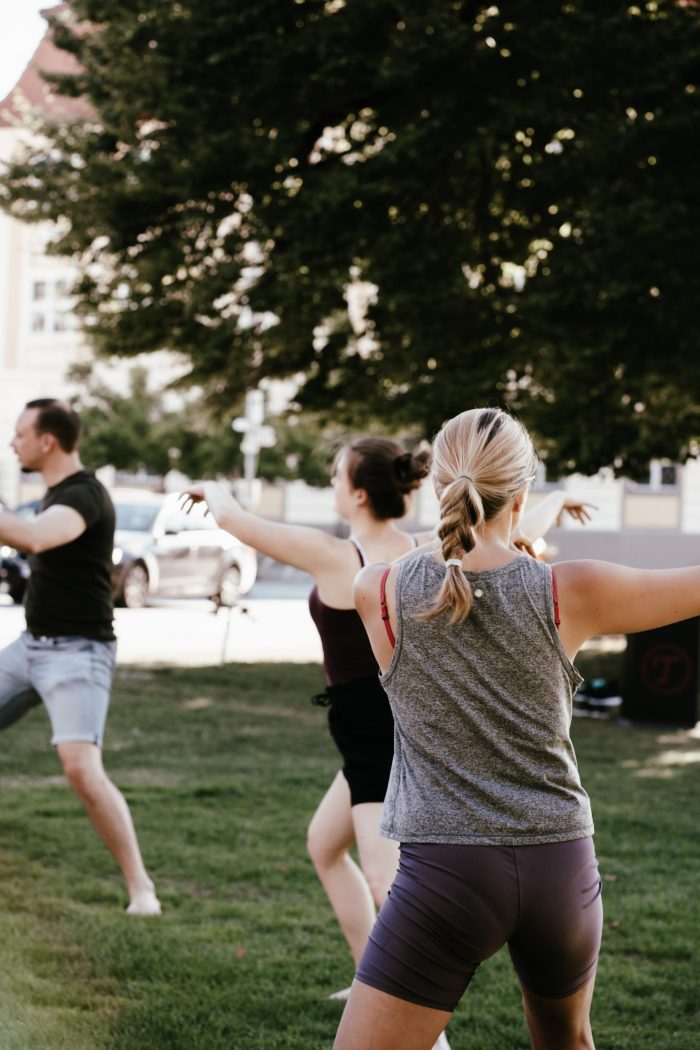 Yoga-Übungen beim Tanzsommer Kempten in der Innenstadt