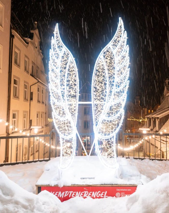 Der strahlende Selfie-Engel an der Freitreppe